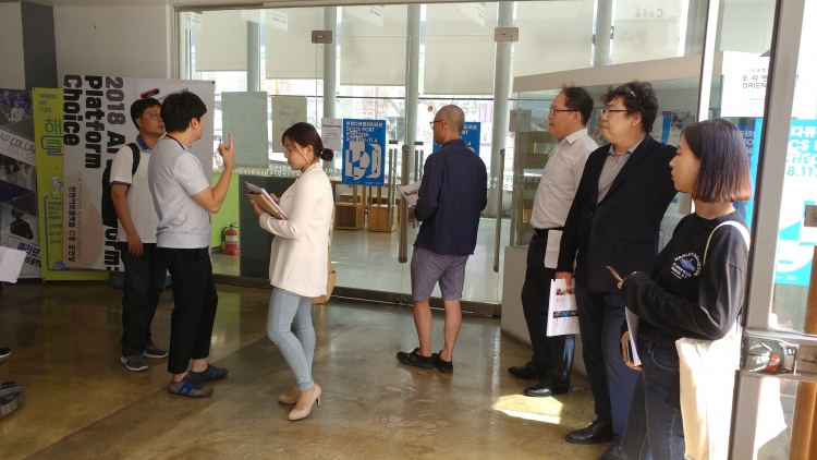 세종시문화재생협의회 위원들이 인천시 중구 문화재생단지를 견학하고 있다.