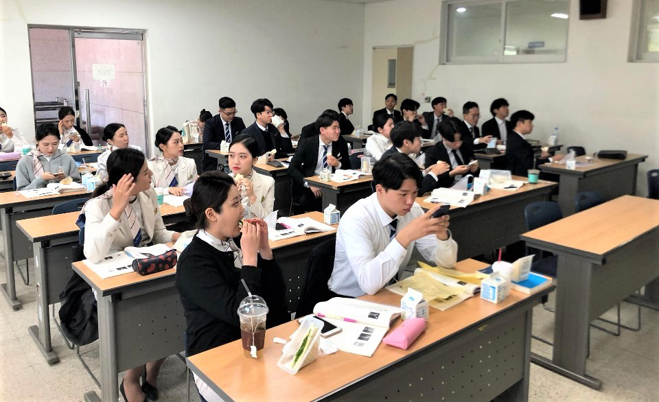 한국영상대는 면학분위기 조성을 위한 프로그램 '대학이 쏜다'행사를 가져 호응을 얻고 있다. 사진은 간식을 먹고 있는 학생들 모습