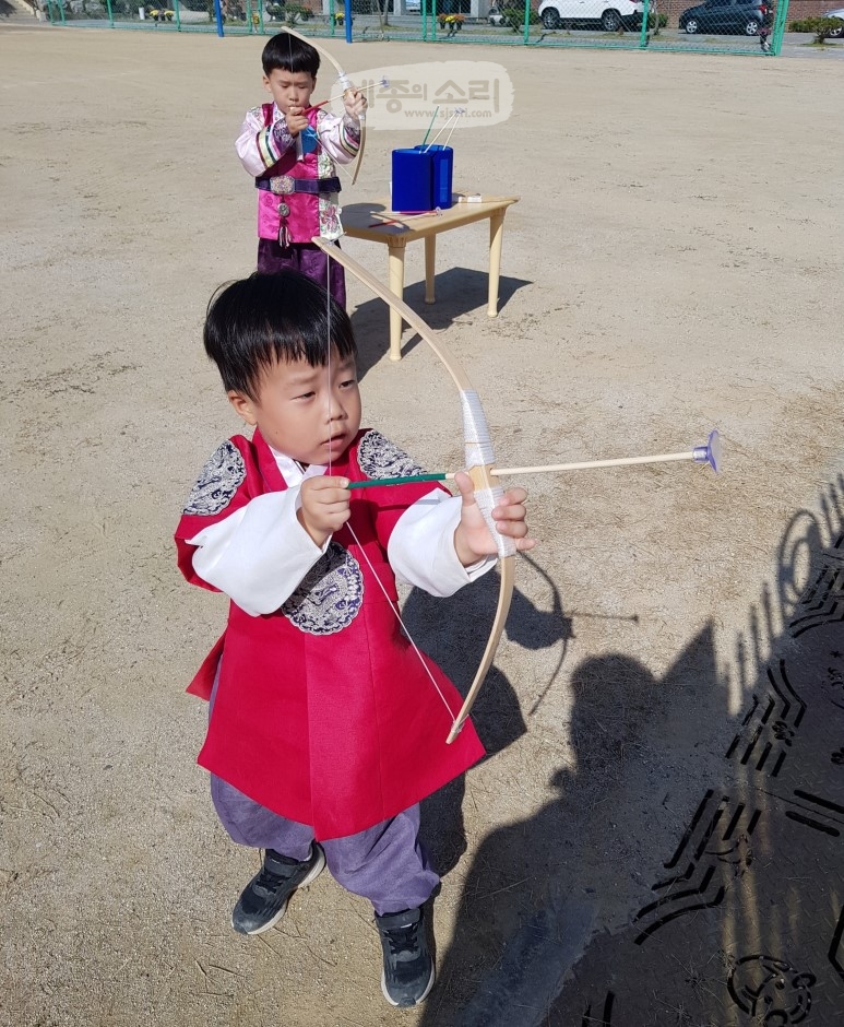 25일 대전 문지유치원에서는 학부모와 함께하는 전통놀이 한마당행사가 펼쳐졌다.