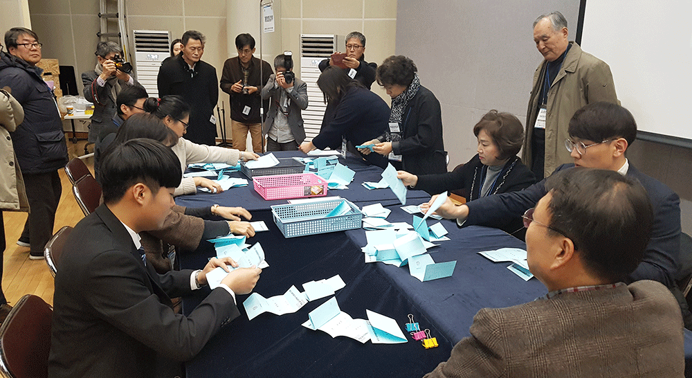 지난 15일 치러졌던 세종시 민선 초대 체육회장 선거에 불법 선거 의혹이 제기됐다. 사진은 개표장면