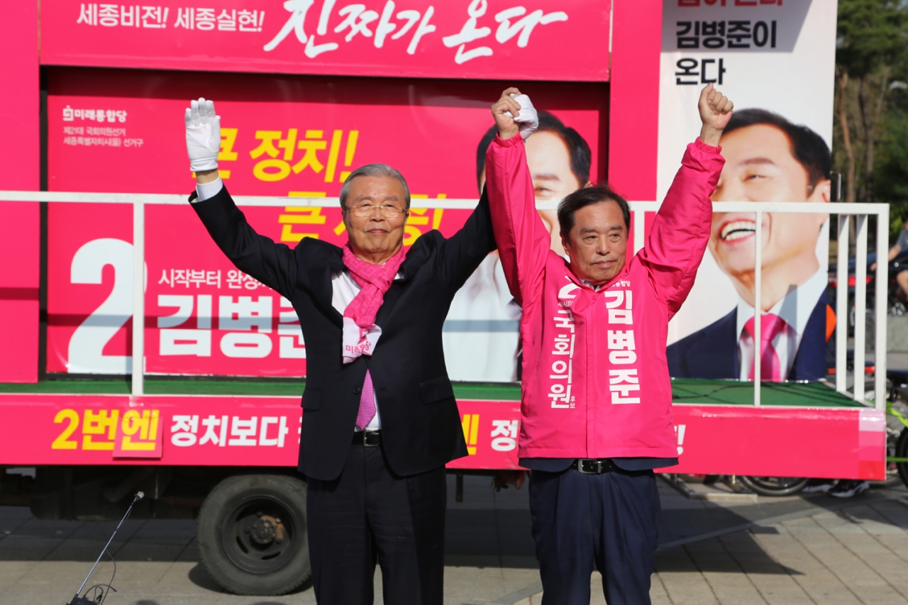 미래통합당 김종인 총괄선거대책위원장(왼쪽)이 13일 세종시를 찾아 김병준 후보 지지를 호소했다.
