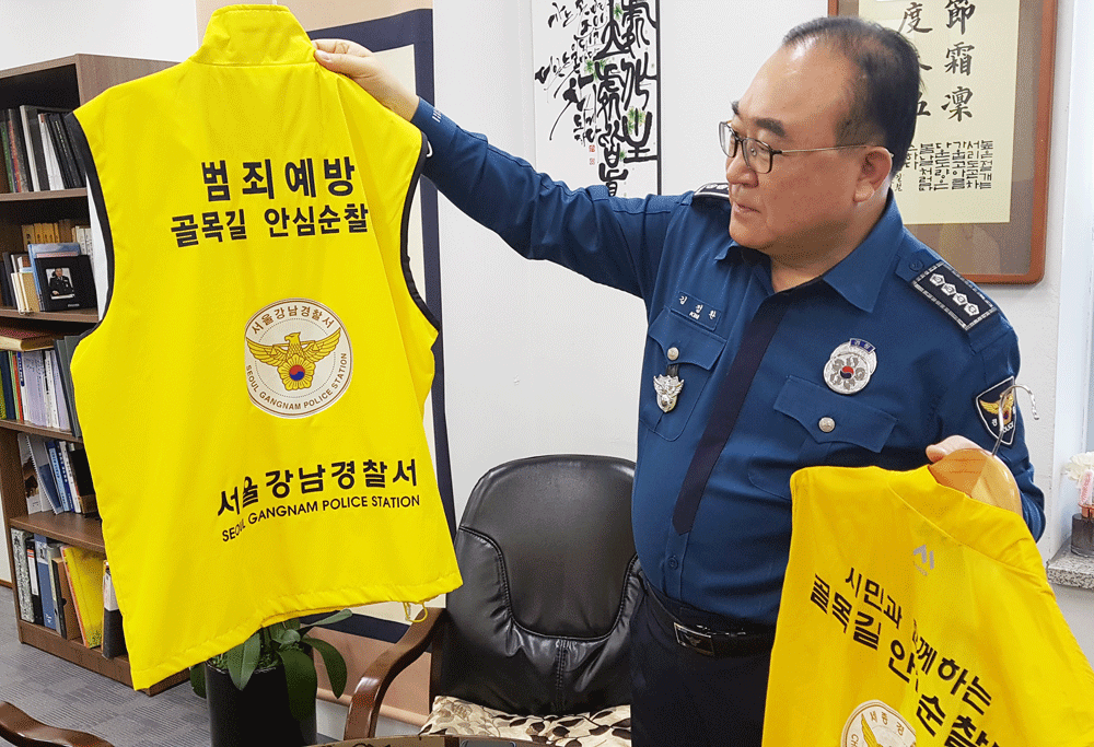 그는 늘 주민과 가까이 있는 치안행정을 강조했다. 서울 강남경찰서에서 처음 시작했던 안전지킴이를 세종에서도 도입해 많은 화제를 낳았다.