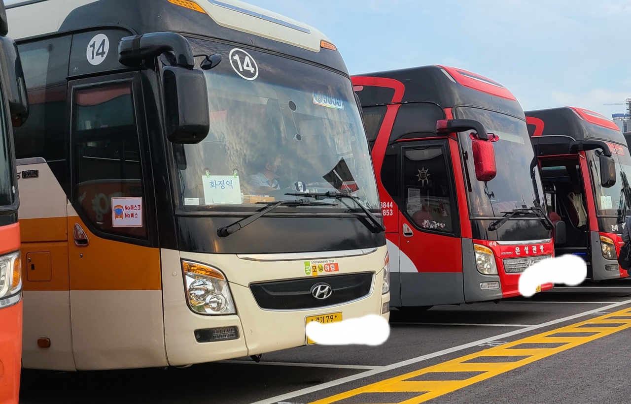 정부세종청사 부근 주차장에 주차된 전세버스들. (사진은 기사와 관련 없음)