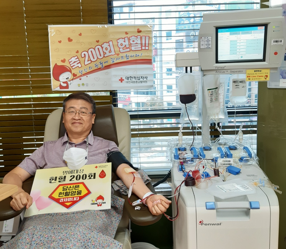 안병수 교사(54)는 1998년도부터 22년간 200회의 헌혈을 실천해 대한적십자사의 헌혈 유공장 명예대상을 수상했다.