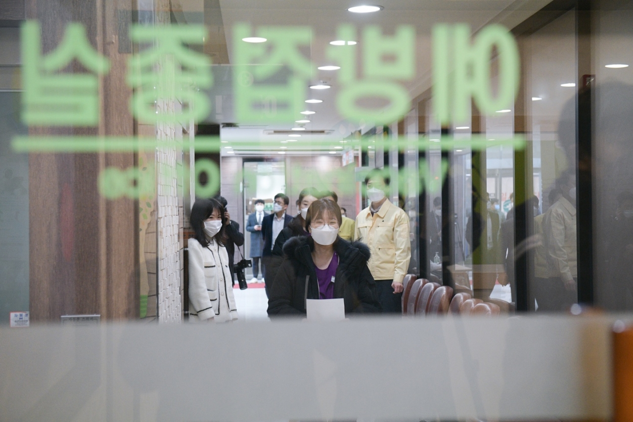 26일 세종시 1호 AZ백신 접종자인 이하현 간호사가 세종시보건소 예방접종실로 들어서고 있다.