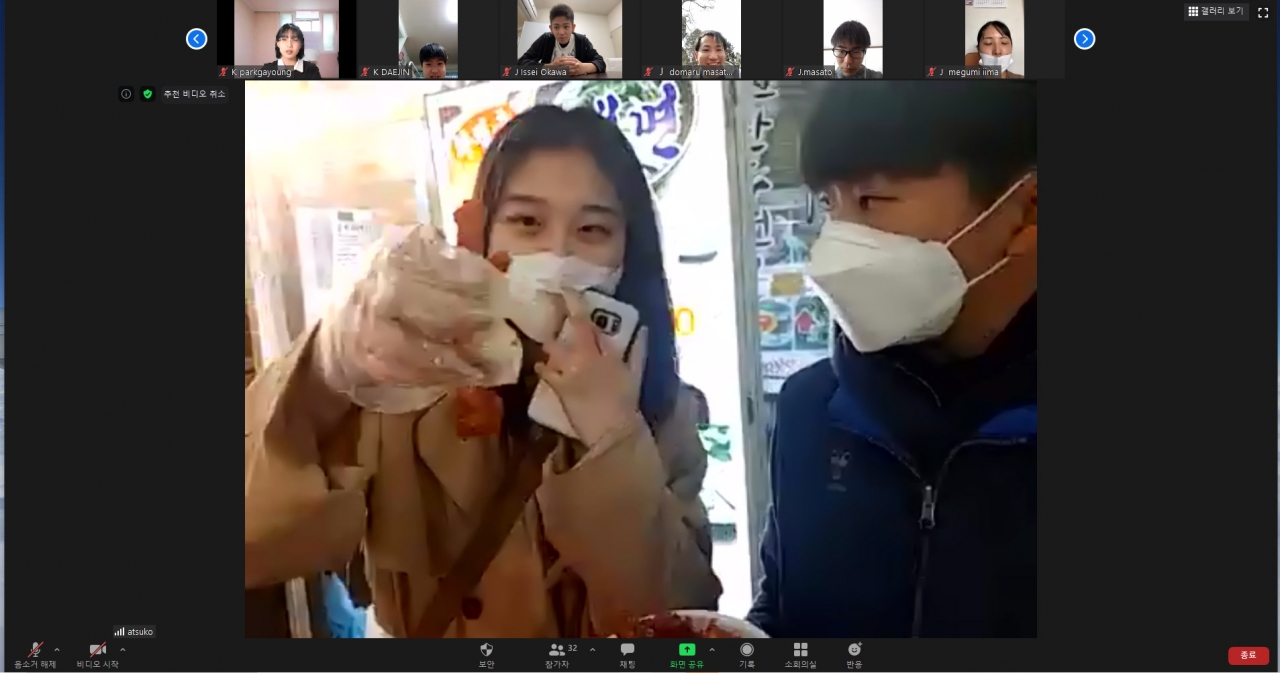 조치원전통시장에서 닭발을 일본청소년들에게 소개하는 장면