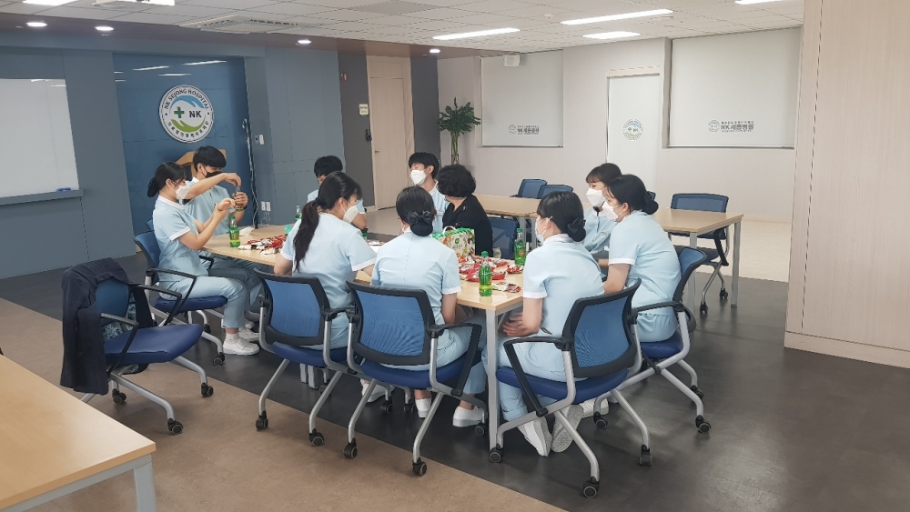 지난 여름방학 보건간호학과 학생들이 직접 병원에 나가 간호조무사 실습에 나섰다.