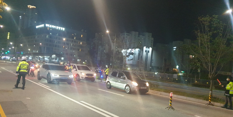25일 밤 세종시 나성동 BRT 도로에서 세종남부경찰서 경찰관들이 음주운전 단속을 벌이고 있다. (사진=세종남부경찰서)