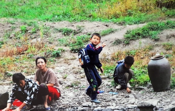 압록강 주변 아이들의 생생한 삶을 담은  사진전이 7일부터 세종시청 로비에서 열린다. 사진 출처 : 조천현