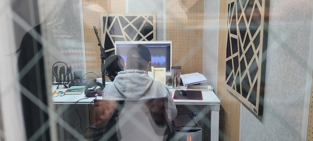 세종점자도서관 녹음실에서 한 자원봉사자가 자료를 음성으로 낭독해 녹음자료를 제작하고 있다.