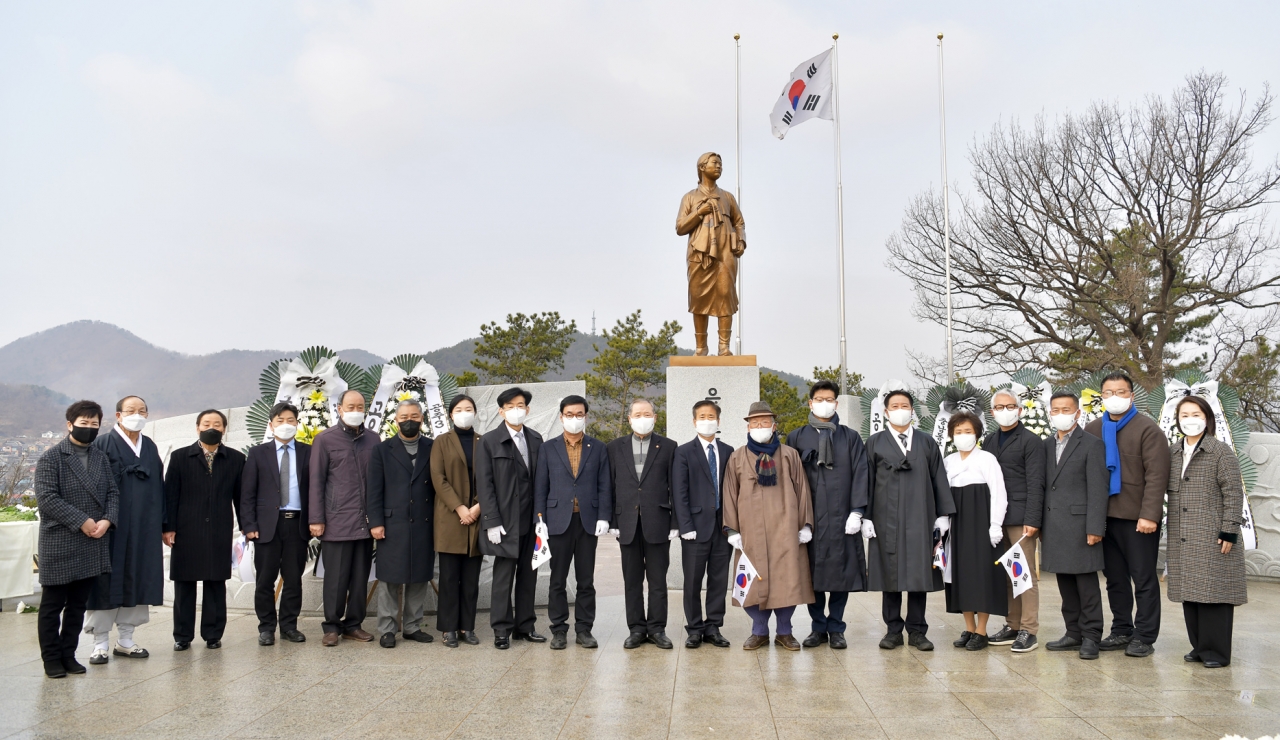 공주 3.1중앙공원 유관순 열사상에서 3.1절 기념행사를 개최하고 있다