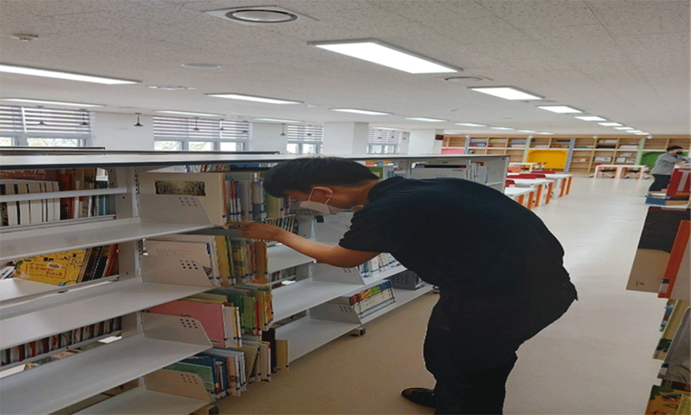 중증장애인 사서보조원이 세종시 관내 학교 도서관에서 근무하고 있다.