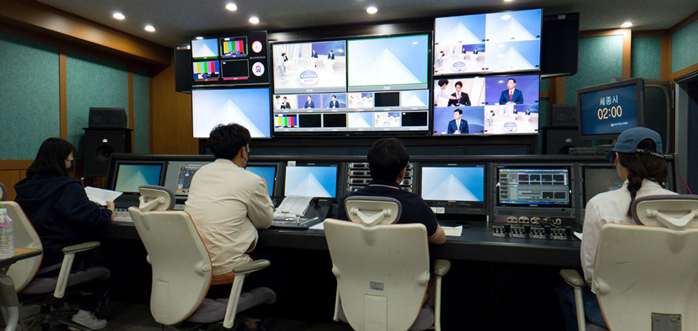 후보자들의 말 한마디라도 정확하게 전달하기 위해 한국영상대 방송 팀이 긴장 속에 중계를 하고 있다.