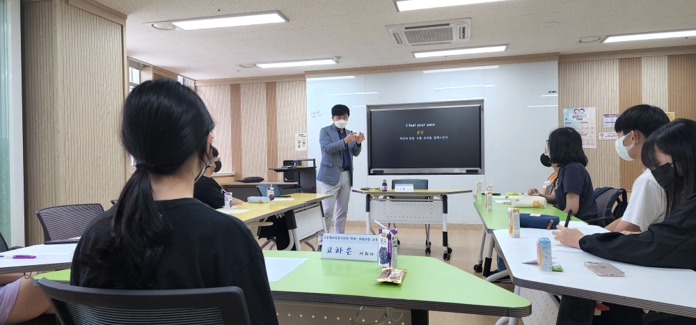 구수환 전 KBS PD에게 언론인의 역할과 소통의 방법을 배우고 있는 고운 영자신문 기자단 학생들