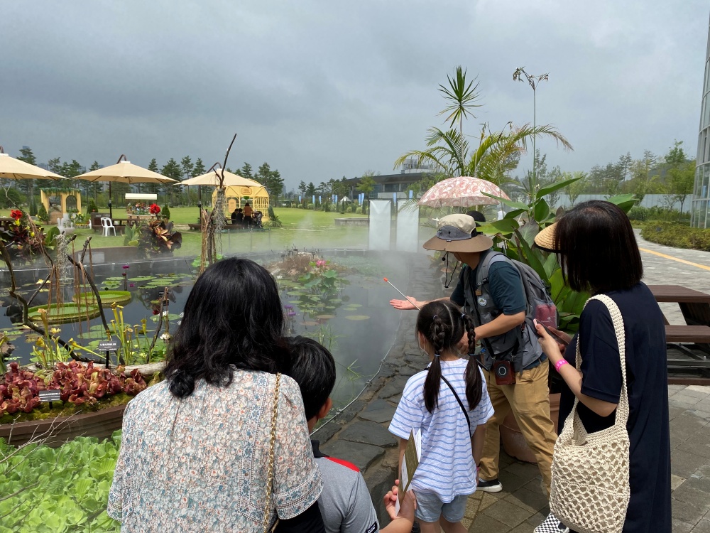 국립세종수목원 관람객들이 '식물이 풍덩' 수련지 해설프로그램에 참여하고 있다.