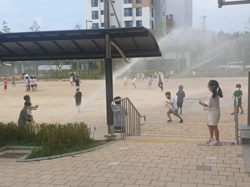 해밀초 학생들이 여름방학 전날 운동장에서 신나게 놀고 있다.