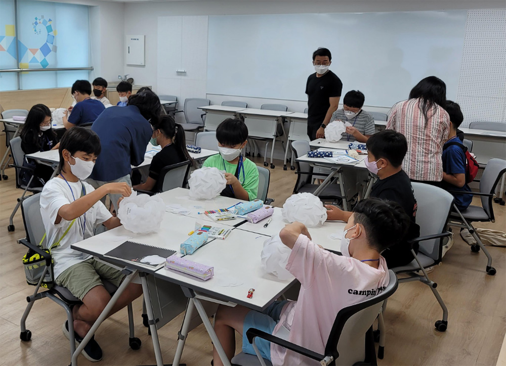 학생들이 수학체험 프로그램에 참여하고 있다.