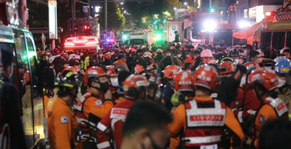 서울 이태원 압사 참사 피해자들을 구조하기 위해 집결한 119구급대원들