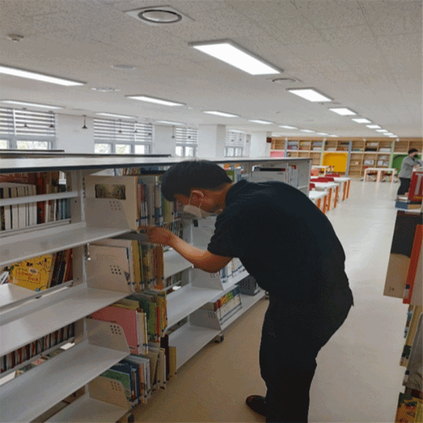중증장애인 사서보조원이 학교도서관에서 도서정리를 하고 있다.