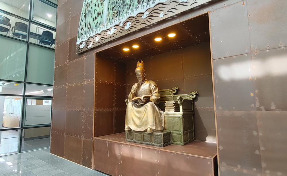 세종시청 4층 책문화센터 안에 있는 세종대왕 동상.