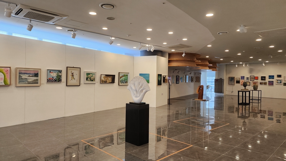 지혜의 숲 상설전시장은 한국미술협회 세종시지회 주관으로 6월30일까지 미술의숲-일곱가지 작품전이 열린다.