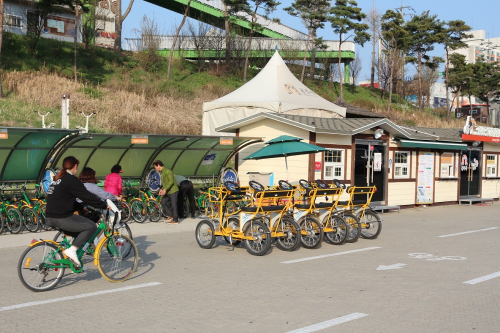 공주시 금강신관공원에서는 2~6인용 자전거를 무료대여해 시민과 관광객이 자전거를 타고 금강변을 달릴 수 있도록 무료자전거대여소를 운영한다.