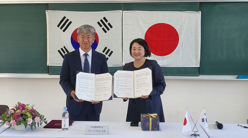 (왼쪽)박희동 교장과 (오른쪽)나카오 유키지 교장이 31일에 일본 나라현립국제고에서 학술과 문화 교류를 강화하기 위한 협약을 체결하고 있다.