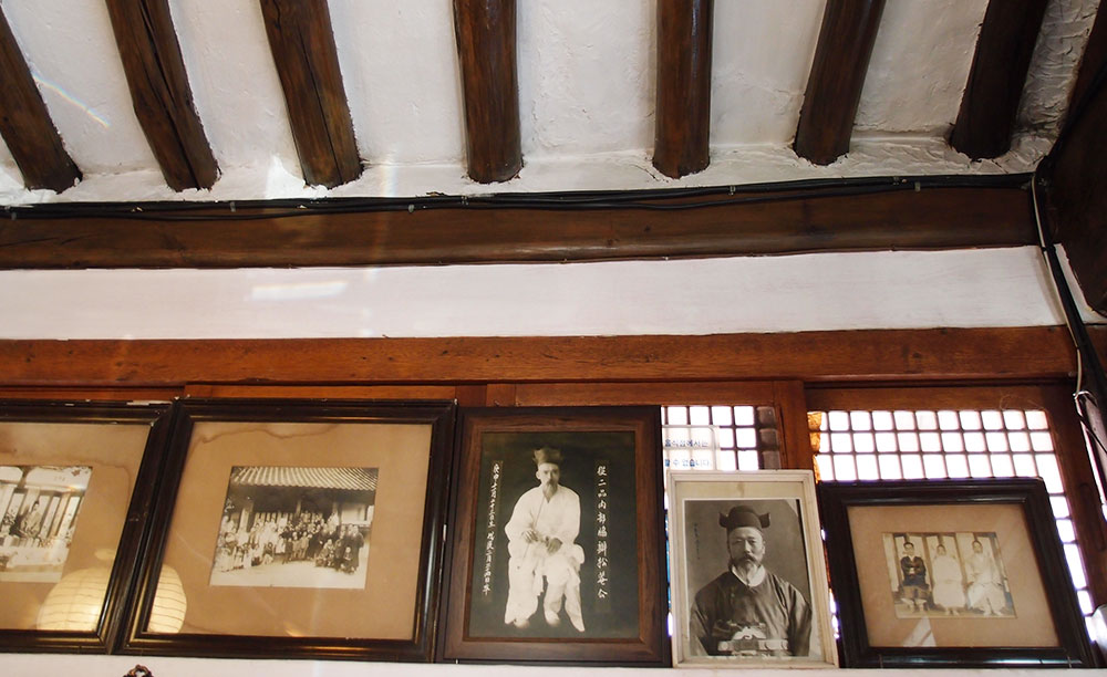 김재식 고택에 걸려있는 김재식 선생 사진 등이 역사를 말해주고 있다. 