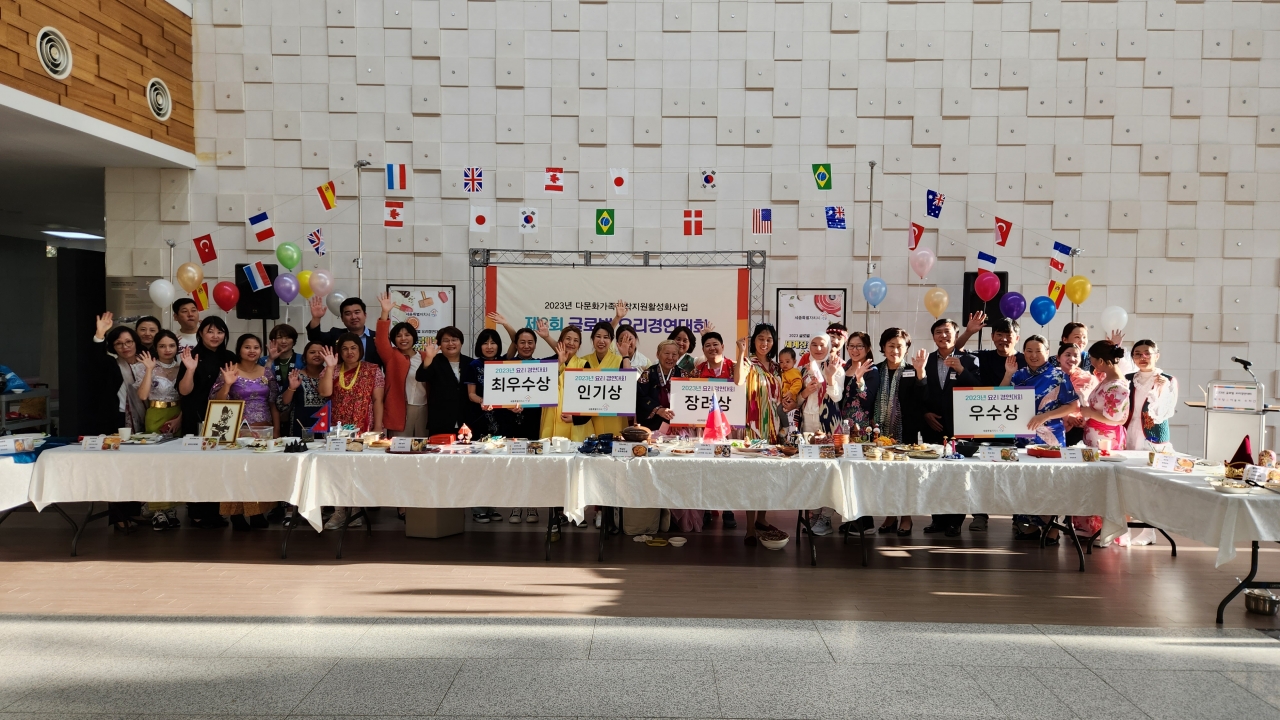 ‘세종로컬푸드를 이용한 세계요리’를 주제로 네팔, 대만, 베트남, 일본, 필리핀, 우즈베키스탄, 캄보디아, 중국, 미국 등 13개국이 참가해 경연을 벌였다.