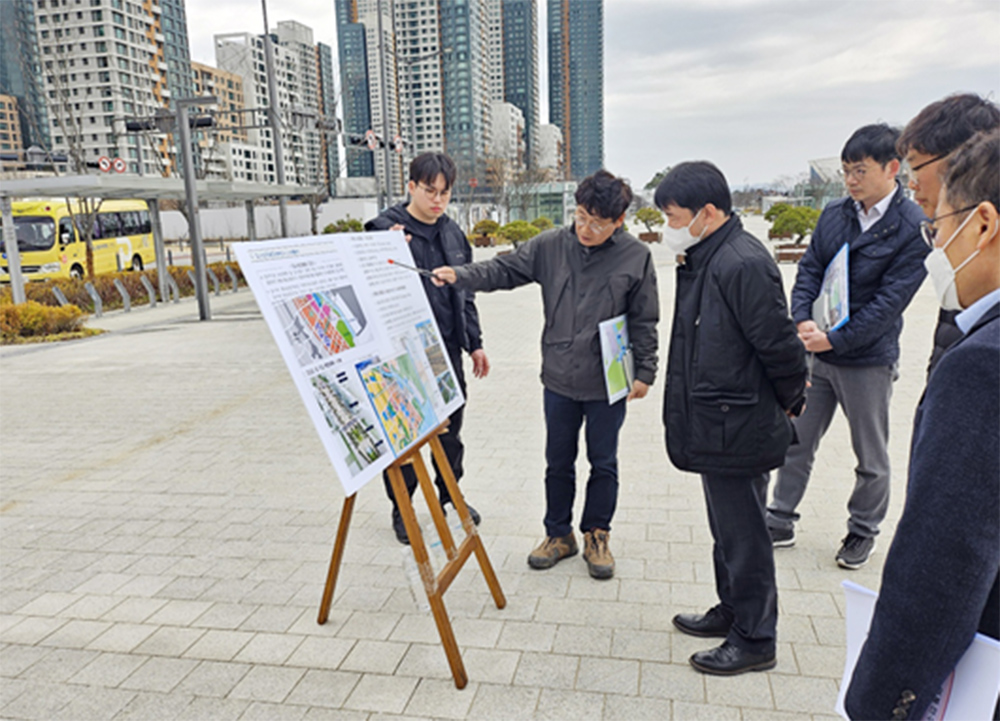 엄정희 행복청 차장(가운데)이 도시상징광장 조성 현장을 방문하여 추진현황을 확인하고 있다.