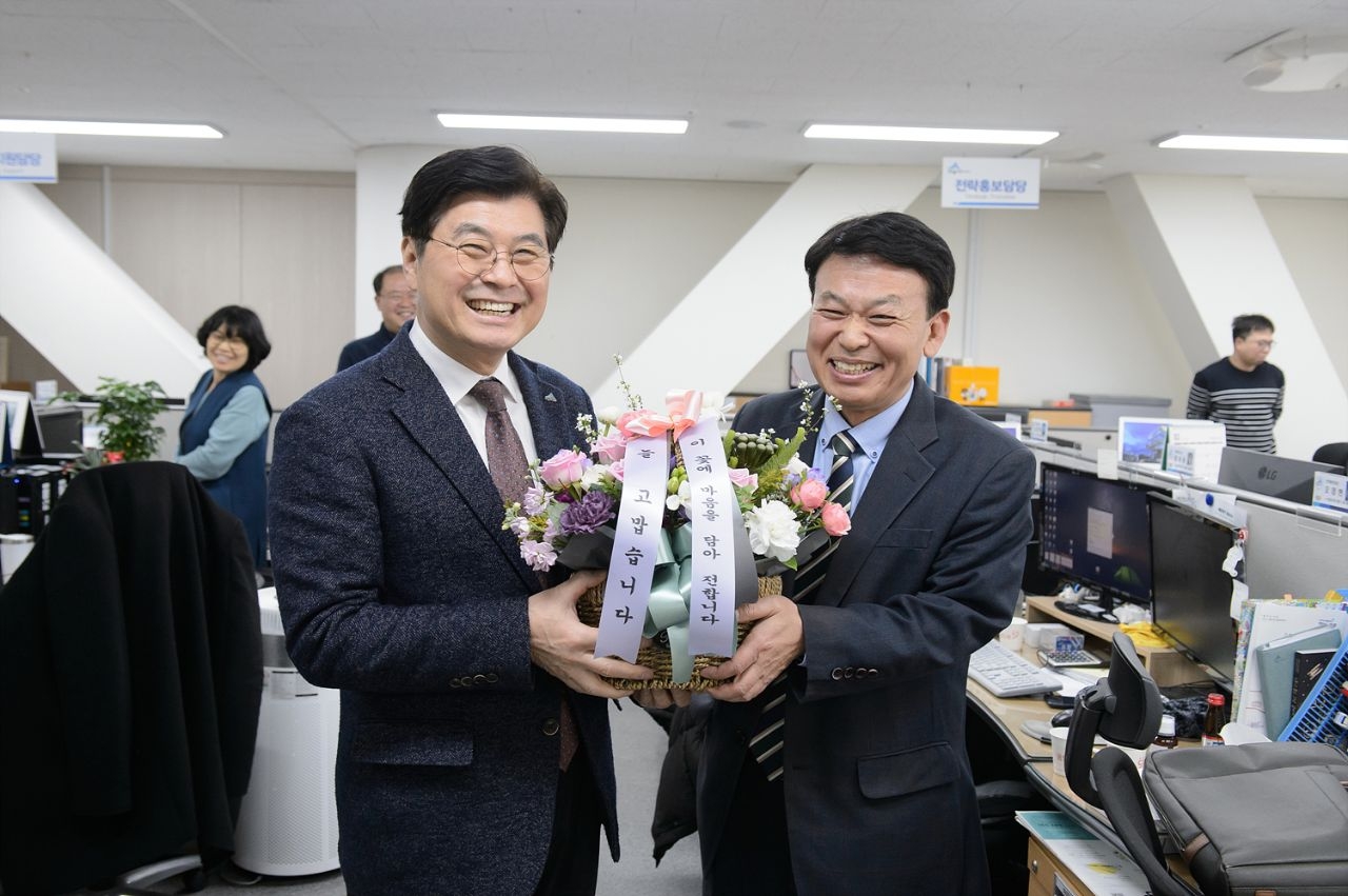 이춘희 세종시장이 18일 대변인실을 찾아 김재근 대변인에게 꽃다발을 전해주면서 그간의 노고를 치하했다.