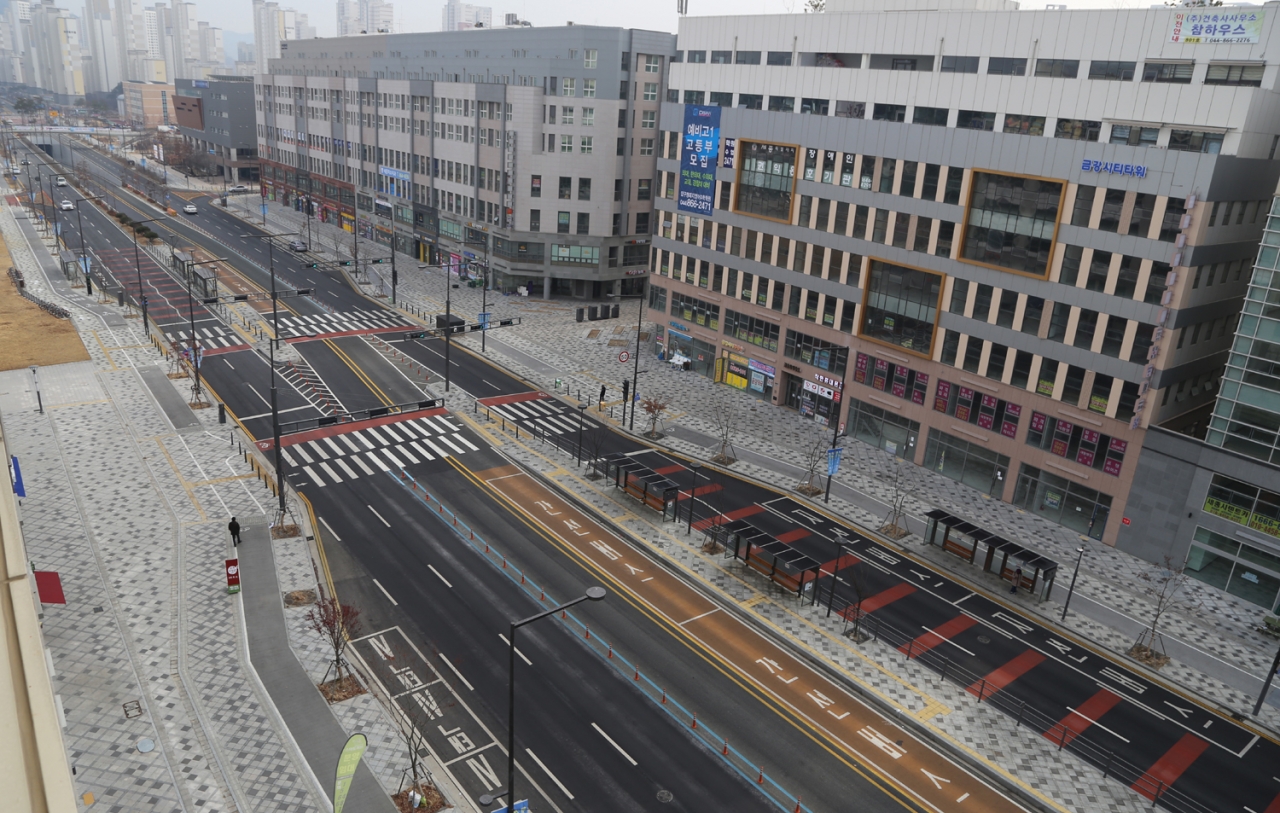 세종시민들의 '걷기 실천율'이 전국 최저치인 것으로 조사됐다. 사진은 BRT도로 모습