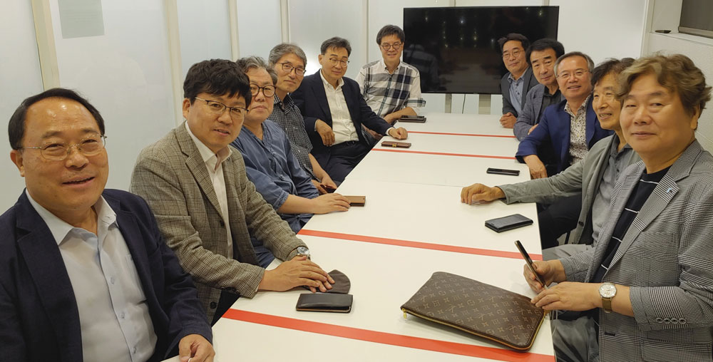한국지역인터넷신문협의회는 지난 19일부터 이틀간 대전 유성에서 회의를 열고 제6대 이석봉 회장(대덕넷 대표)체제를 출범시켰다.