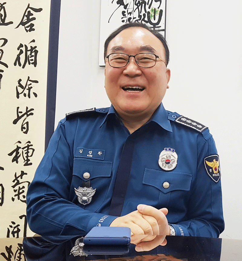김정환 정부세종청사 경비대장은 공직말년을 고향에서 보내게 된 것을 보람있게 생각하면서 38년 경찰생활을 마감하게 됐다.