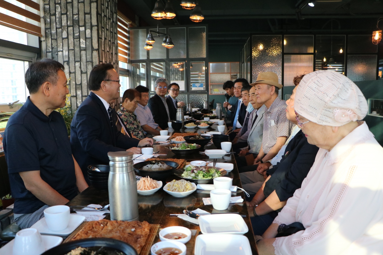 비공개 일정으로 세종시를 방문한 김부겸 전 행정안전부 장관(왼쪽 두 번째)이 16일 오후 세종시내 모 식당에서 지지자들과 대화를 나누고 있다.