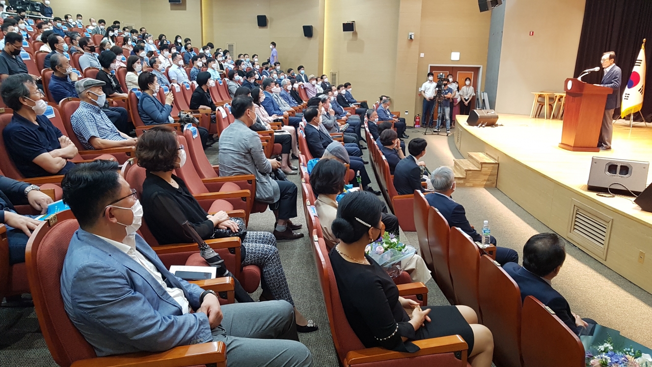24일 세종시청에서 열린 정책아카데미에서 이해찬 민주당 대표의 강연을 청중들이 경청하고 있다.