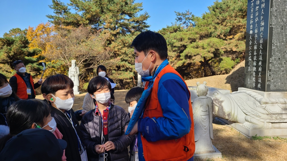 김종서장군묘에서 스마트기기를 이용한 역사해설에 학생들은 적극적으로 질문을 하면서 역사에 흥미로워하는 모습이었다.