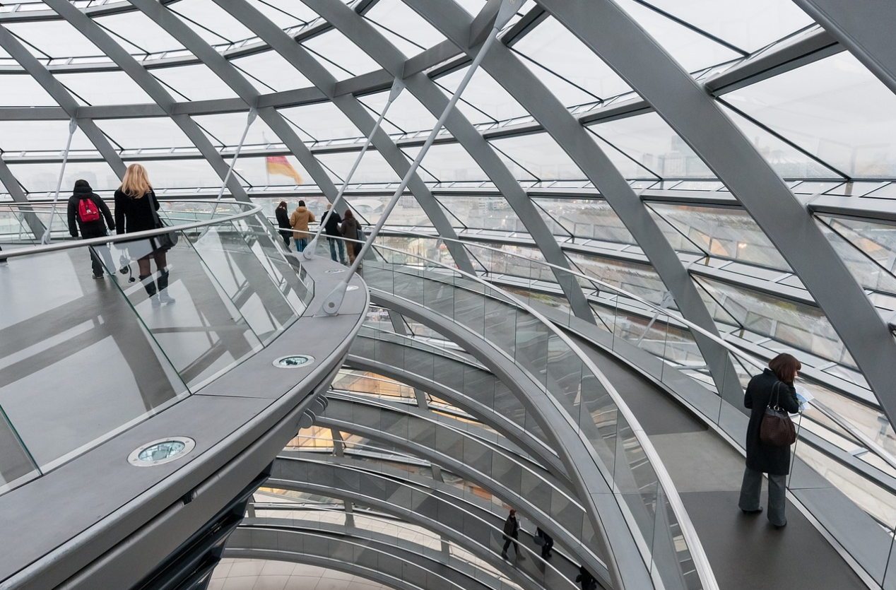 독일 베를린에 있는 연방의회 의사당 옥상의 투명한 돔을 돌아보는 시민들