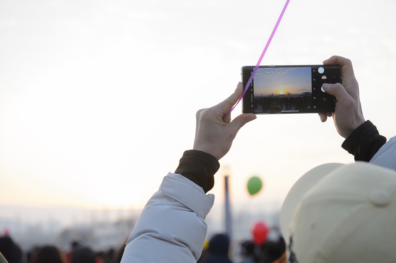 새해 첫날 세종호수공원에서 열린 해맞이 행사에서 시민들이 일출 모습을 카메라에 담고 있다. 사진=세종시 제공