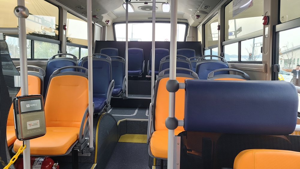 천연가스버스로 새 차 9대가 배정돼 깔끔하고 눈에 띄는 빨강 외관에 내부도 교통약자 전용좌석이 마련돼있고, 승차벨도 교통약자 전용벨이 있어 승하차시 보다 안전하고 편리하게 이용할 수 있다.
