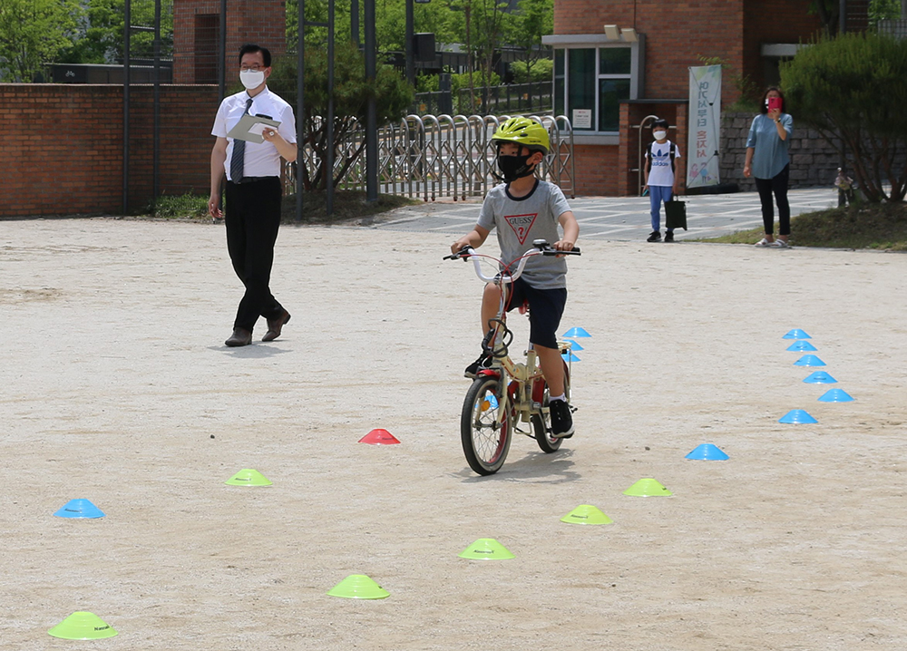 새뜸초 학생들이 ‘자전거 운전 면허 시험’에 도전하고 있다.