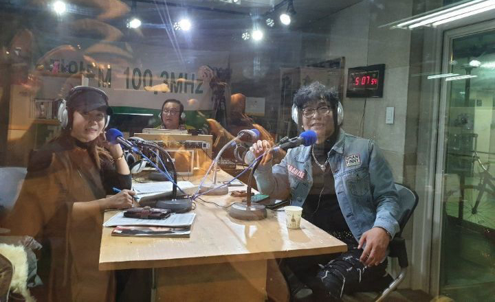세종시를 권역으로 하는 '세종FM' 리디오 방송이 내년 1월 개국을 목표로 준비작업에 들어갔다. 사진은 서울 관악구에서 방송되는 '관악 FM' 방송장면