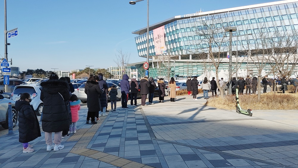 3일 오전 세종시청 앞 선별진료소에서 코로나19 신속항원 검사 등을 받기 위해 어린이와 시민들이 길게 줄을 서 있다.