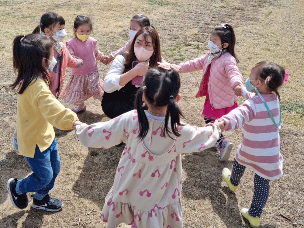 세종시 유아들이 방과후 놀이쉼터의 전래놀이 활동에 참여하고 있다.