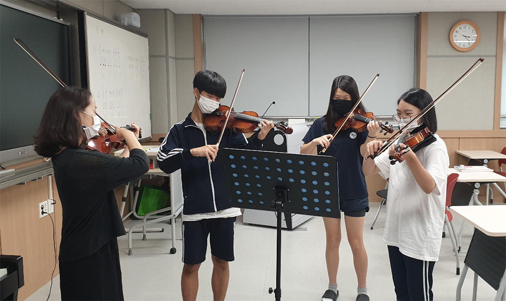 지난해 보람중 학생들이 소인수 문화예술 방과후 바이올린반 에 참여하고 있다.