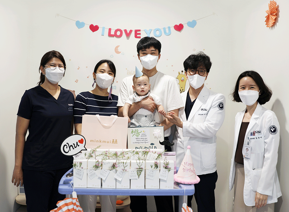 사진 오른쪽부터 소아청소년과 김유미 과장, 이병국 교수, 이른둥이 부모, 왼쪽 신정민 교수