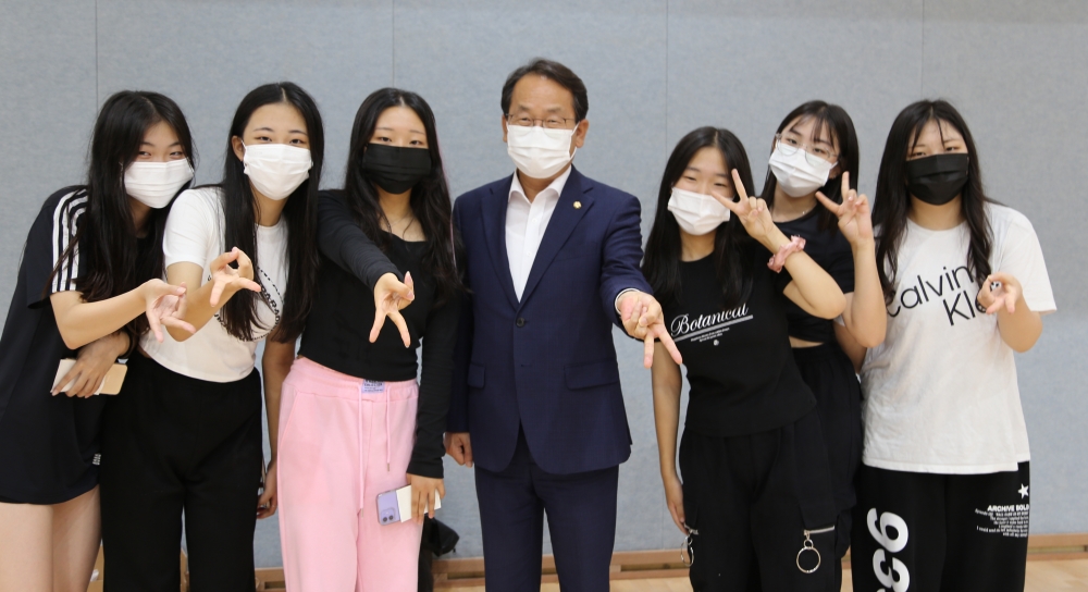 강준현 국회의원이 사전공연으로 댄스를 선보였던 해밀중학교 댄스동아리 학생들과 기념사진을 찍고 있다.