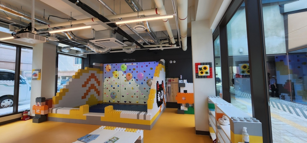 KT에서 조성한 키즈존은 가상현실게임존과 레고를 가지고 놀 수 있는 공간으로 구성됐다.