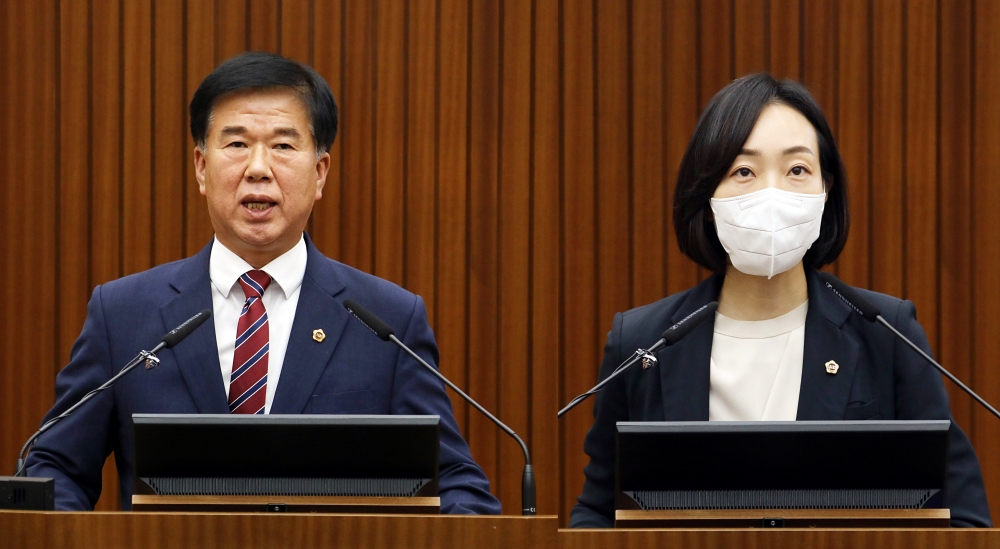 15일 제78회 세종시의회 정례회에서 김동빈 의원(왼쪽)과 김효숙 의원(오른쪽)이 5분 자유발언을 하고 있다.