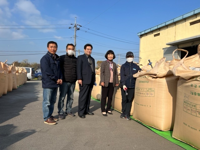 김남기 농업부시장(왼쪽에서 세번째)이 8일 공공비축미곡 첫 수매장인 연동면을 찾아 관계자들을 격려했다.